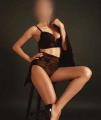 Etkileyici ve Tutkulu, Pozcu Bayan Escort